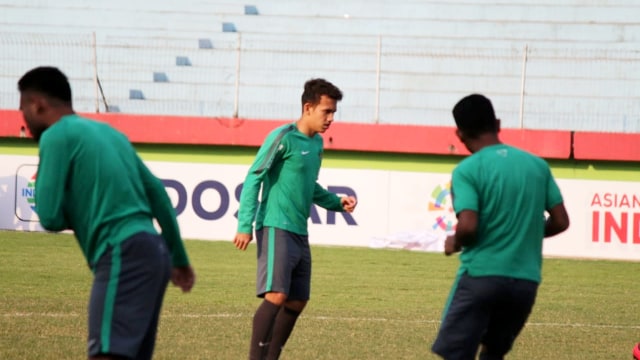 Egy Maulana Vikri gelar latihan jelang hadapi Malaysia U-19 pada semifinal Piala AFF.  (Foto: Alan Kusuma/kumparan)