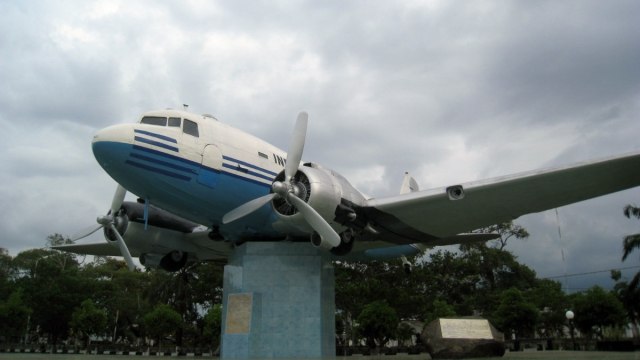 Replika Pesawat di Monumen Seulawah, Aceh (Foto: Wikimedia Commons)