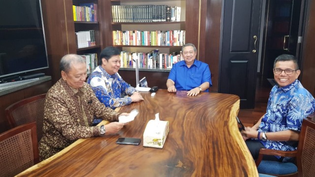 Ketua Umum Partai Golkar Airlangga Hartarto (kedua dari kiri) bertemu dengan Ketua Umum Partai Demokrat, Susilo Bambang Yudhoyono. (Foto: Istimewa)