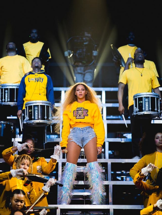 Beyonce mengenakan sweatshirt yang desainnya terinspirasi dari seragam marching band orang kulit hitam di Amerika Serikat. (Foto: Dok. Balmain)