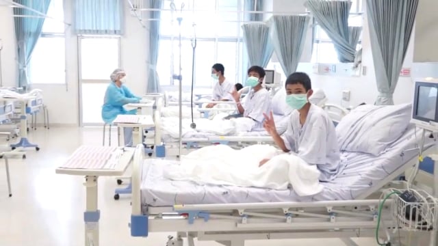 12 anak yang terjebak di Gua Tham Luang dirawat di Rumah Sakit Chiang Rai. (Foto: REUTERS)