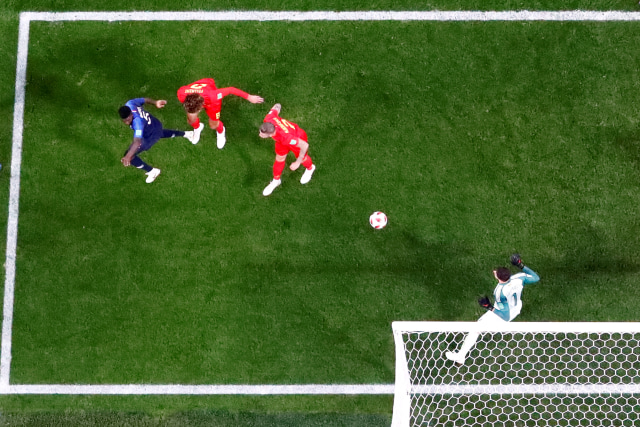 Proses gol Umtiti ke gawang Belgia. (Foto: REUTERS/Michael Dalder)