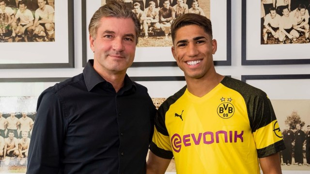 Achraf Hakimi saat diperkenalkan sebagai penggawa anyar Borussia Dortmund. (Foto: Twitter @BVB)
