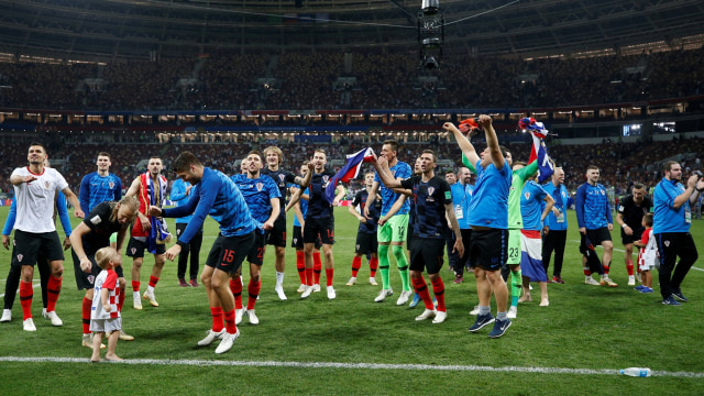 Para pemain Kroasia merayakan keberhasilan lolos ke partai final Piala Dunia 2018 usai mengalahkan Inggris di semifinal dengan skor 2-1. (Foto: REUTERS/Carl Recine)