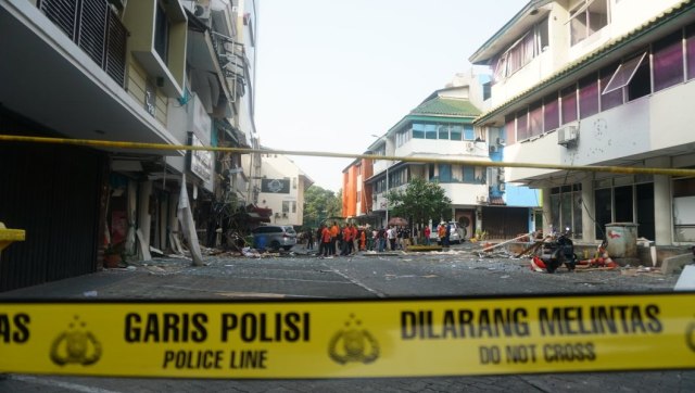 Batas garis polisi di lokasi kejadian ledakan Ruko Grand Wijaya Center. (Foto: Nugroho Sejati/kumparan)