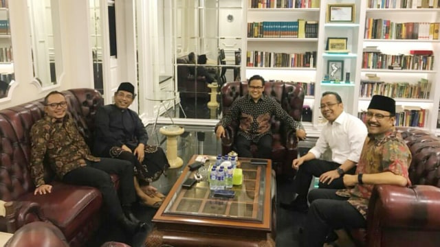 Sejumlah elite PKB berbincang dengan Menteri Sekretaris Negara Pratikno (kedua dari kanan). (Foto: Istimewa)
