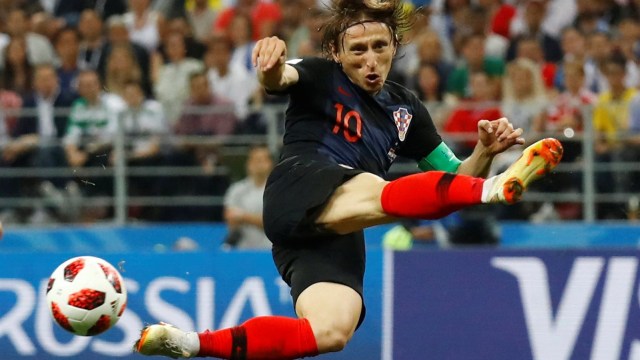 Aksi Luka Modric di laga menghadapi Inggris. (Foto: Reuters/Kai Pfaffenbach)