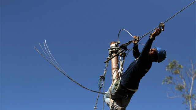 Seorang petugas memasang jaringan kabel di Kecamatan Moramo Utara, Sulawesi Tenggara. (Foto: ANTARA FOTO/Jojon)