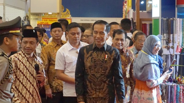 Jokowi berkeliling di Peringatan ke-71 Hari Koperasi Nasional di ICE BSD. (Foto: Yudhistira Amran Saleh/kumparan)