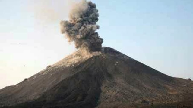 Gunung Anak Krakatau meletus. (Foto: Dok. BNPB)