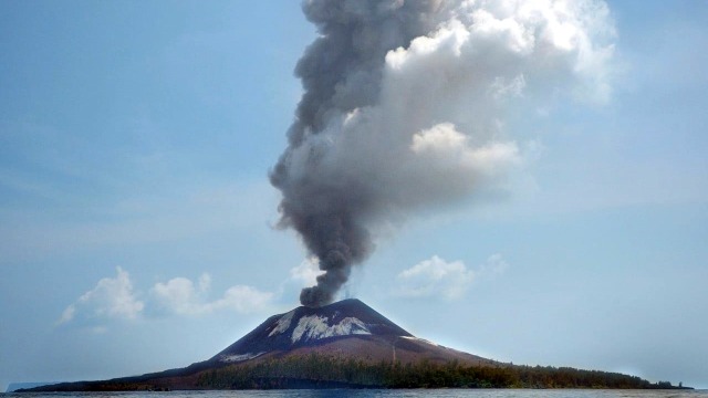 Gunung Anak Krakatau meletus. (Foto: Dok. BNPB)