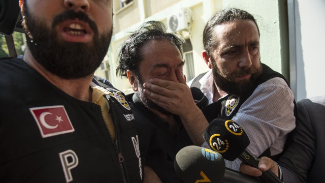Polisi Turki menangkap Harun Yahya. (Foto: AFP/DHA/DOGAN NEWS AGENCY)