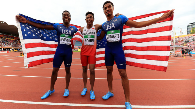 Pelari Indonesia, Lalu Muhammad Zohri (tengah) menjadi juara dunia lari 100 M untuk U-20. (Foto: Stephen Pond/Getty Images for IAAF)