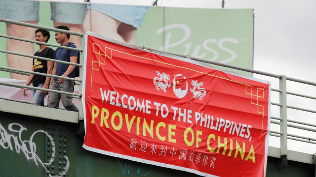 Banner bertuliskan "Selamat datang di Filipina, Provinsi Cina" (Foto: Reuters/Erik De Castro)