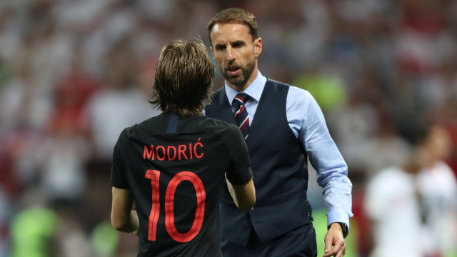 Southgate bersalaman dengan Modric. (Foto: REUTERS/Carl Recine)