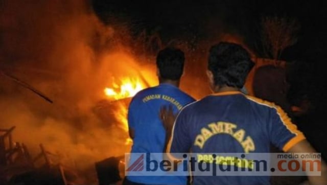 Toko Mebel di Sampang Ludes Terbakar