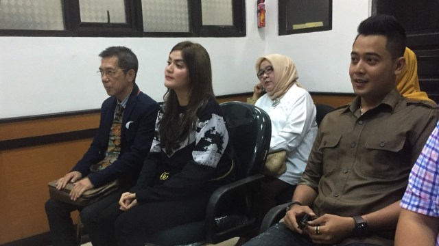 Persidangan Pembatalan Pernikahan Hilda Vitria dan Kriss Hatta di Pengadilan Agama Bekasi. (Foto: Adinda Dewi/kumparan)