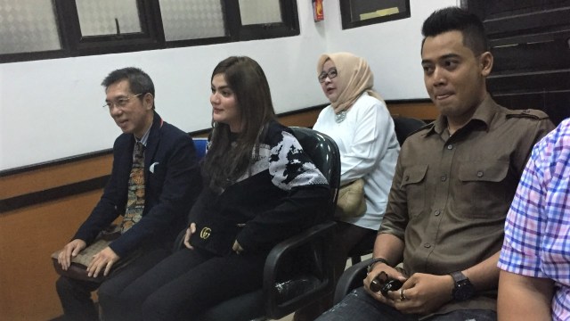 Persidangan Pembatalan Pernikahan Hilda Vitria dan Kriss Hatta di Pengadilan Agama Bekasi. (Foto: Adinda Dewi/kumparan)