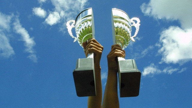 Piala The Other Final milik Bhutan dan Montserrat. (Foto: KesselsKramer)