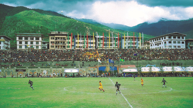 Pertandingan Bhutan vs Montserrat pada 2002. (Foto: KesselsKramer)