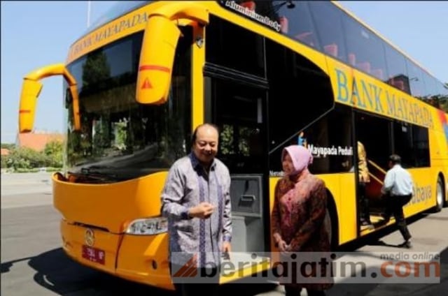 Bank Mayapada Berikan 2 Bus Tingkat dan Beasiswa Pendidikan Kepada Pemkot Surabaya