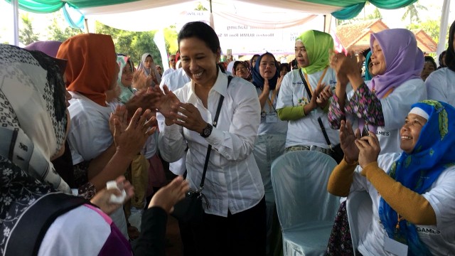 Menteri BUMN Rini Soemarno menemui nasabah program Membina Ekonomi Keluarga Sejahtera (Mekaar) di Tasikmalaya. (Foto: Dok. Kementerian BUMN)