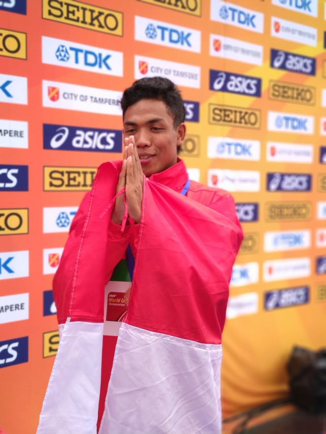 Lalu Muhammad Zohri usai seremoni pengalungan medali emas 100 meter putra di World U-20 Championships, Finlandia. (Foto: Dok. Dubes RI di Finlandia, Wiwiek S Firman)