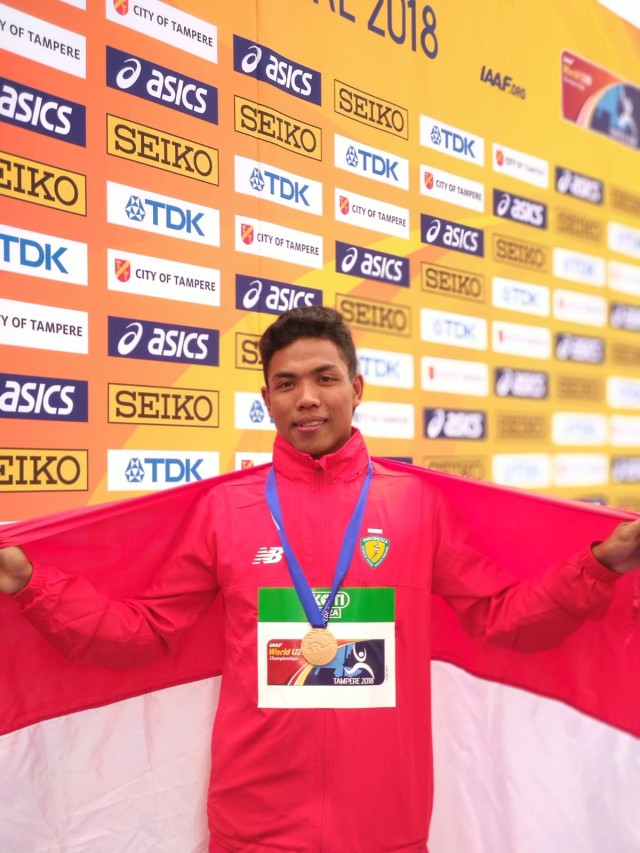 Lalu Muhammad Zohri usai seremoni pengalungan medali emas 100 meter putra di World U-20 Championships, Finlandia. (Foto: Dok. Dubes RI di Finlandia, Wiwiek S Firman)