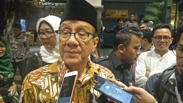 Akbar Tandjung usai menghadiri halalbihalal KAHMI di Balai Kota Jakarta. (Foto: Nabilla Fatiara/kumparan)