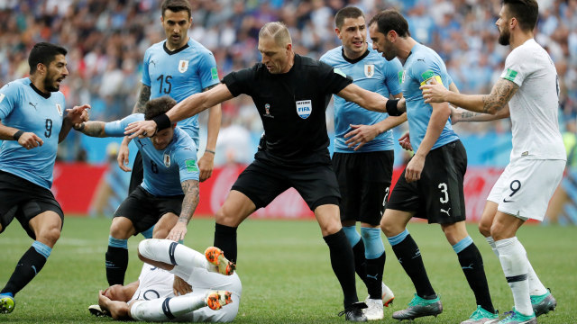 Nestor Pitana di laga Uruguay vs Prancis. (Foto: REUTERS/Damir Sagolj )