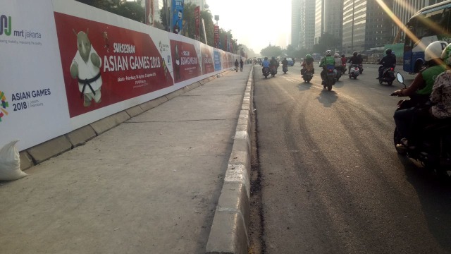 Trotoar sepanjang Ratu Plaza hingga FX belum rampung (Foto: Ainul Qalbi/kumparan)