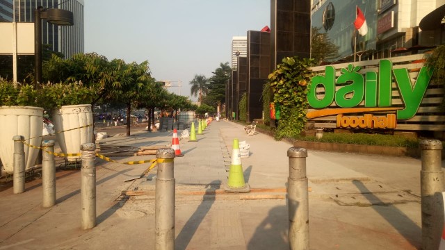 Trotoar di sekitar JCC, Senayan belum rampung. (Foto: Ainul Qalbi/kumparan)
