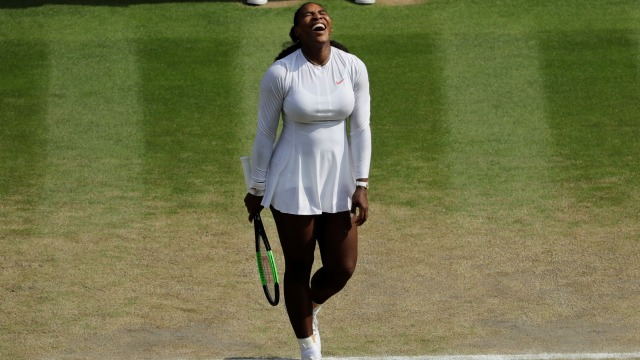 Serena rayakan kemenangan di semifinal Wimbledon 2018. (Foto: Ben Curtis/Pool via Reuters)