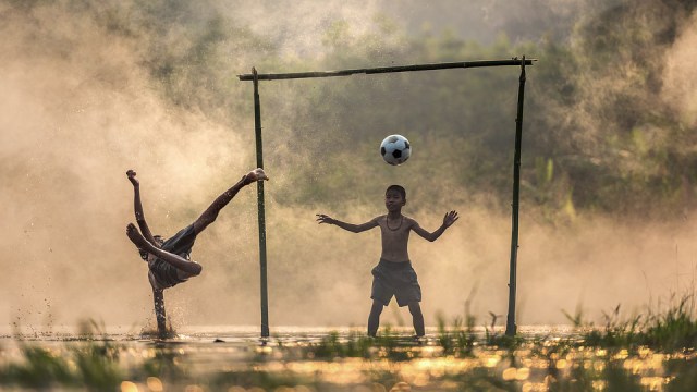Ilustrasi bermain sepak bola. Foto: pixabay.com
