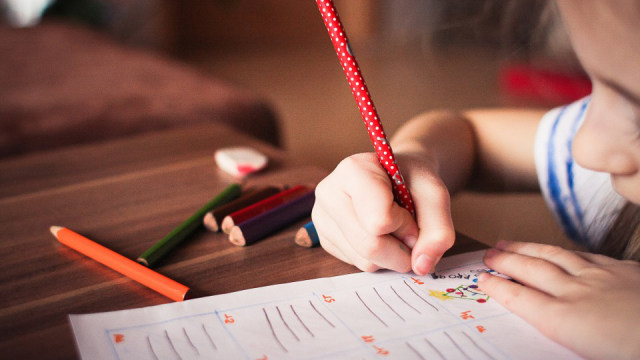 Ilustrasi seoarang anak saat belajar menulis. (Foto: pixabay.com)