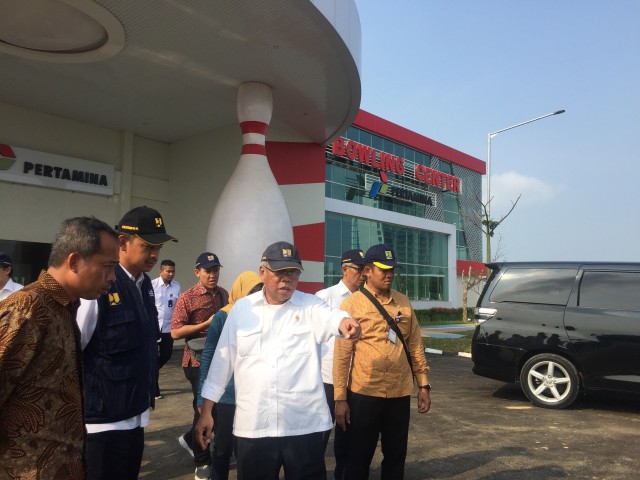 Menteri PUPR, Basuki Hadimuljono (tengah), minta tambahan pekerja selesaikan Sentraland Jakabaring dalam peninjauan venue Asian Games 2018 di Jakabaring Sport City (JSC), Palembang, Sunatera Selatan. (Foto: Fachrul Irwinsyah/kumparan)