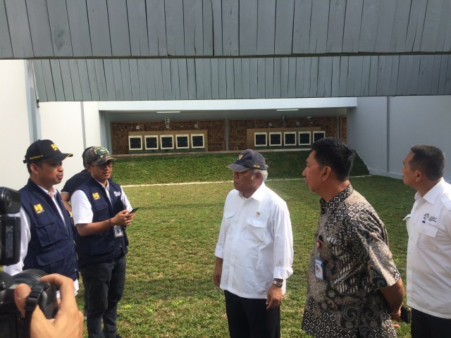 Menteri PUPR, Basuki Hadimuljono (tengah), minta tambahan pekerja selesaikan Sentraland Jakabaring dalam peninjauan venue Asian Games 2018 di Jakabaring Sport City (JSC), Palembang, Sunatera Selatan. (Foto: Fachrul Irwinsyah/kumparan)
