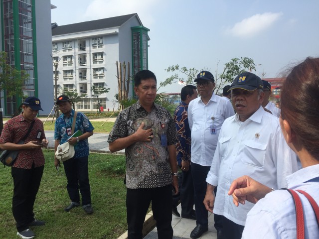 Menteri PUPR, Basuki Hadimuljono (tengah), minta tambahan pekerja selesaikan Sentraland Jakabaring dalam peninjauan venue Asian Games 2018 di Jakabaring Sport City (JSC), Palembang, Sunatera Selatan. (Foto: Fachrul Irwinsyah/kumparan)