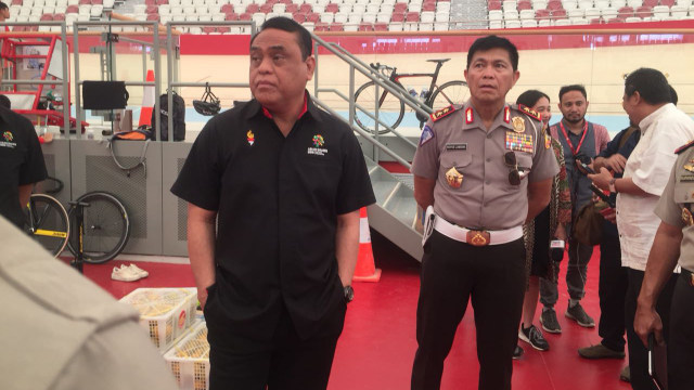 Wakil Kepala Polri Komisaris Jenderal Syafruddin (kiri) mengunjungi sejumlah lokasi pertandingan Asian Games. (Foto: Reki Febrian/kumparan)