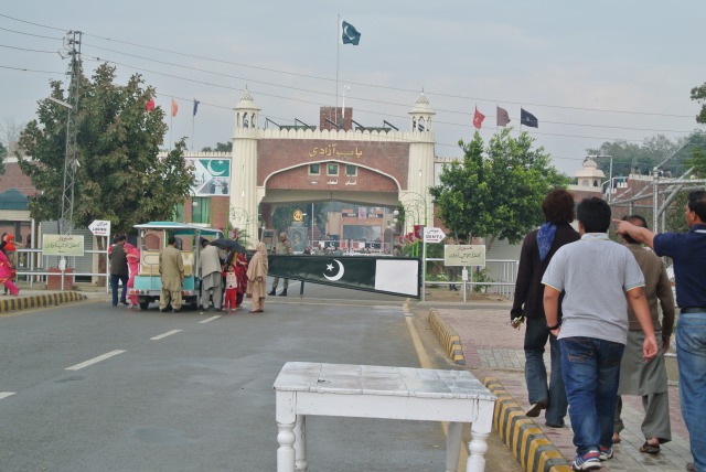 Kehebohan Upacara Bendera di Batas India-Pakistan (2)