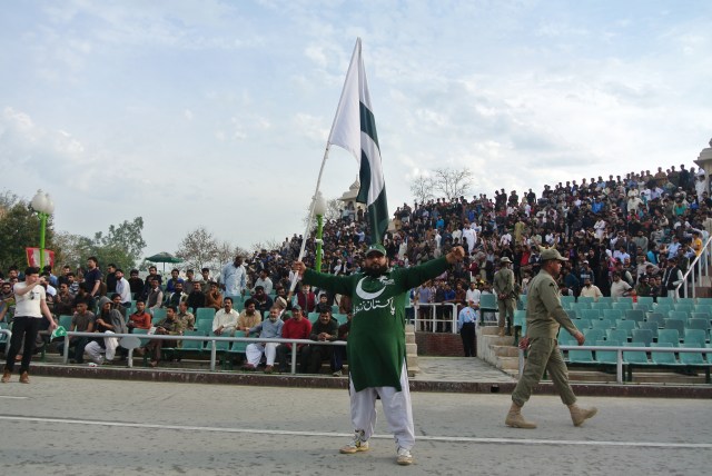 Kehebohan Upacara Bendera di Batas India-Pakistan (3)