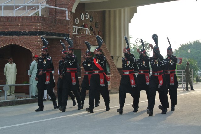 Kehebohan Upacara Bendera di Batas India-Pakistan (5)