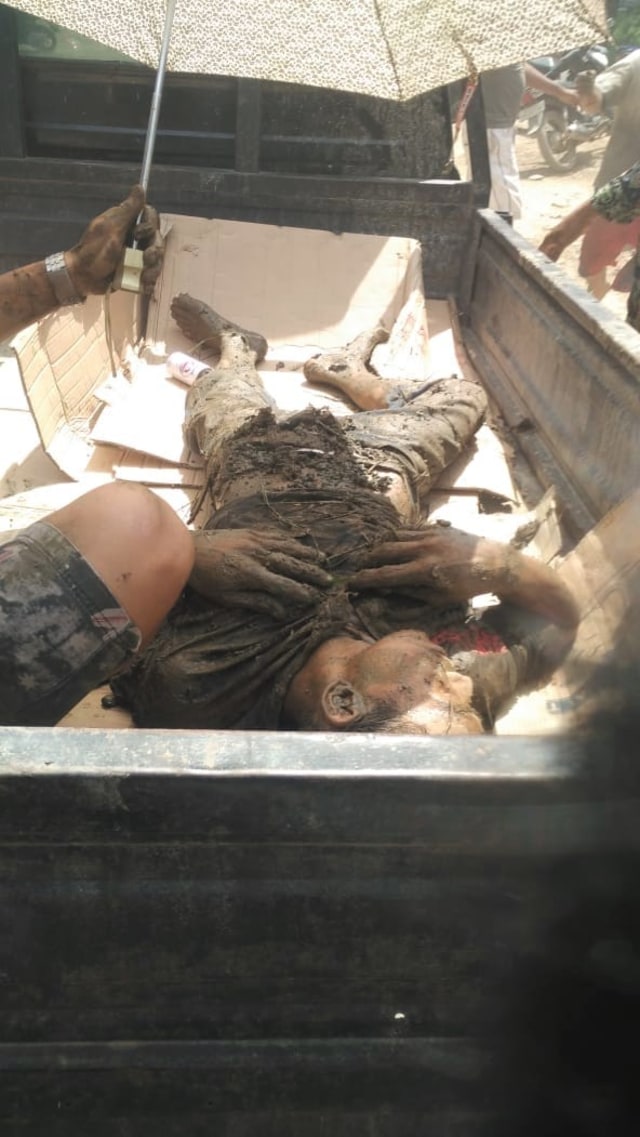 Seorang pria dewasa usai dikubur sebagian tubuhnya setelah tersetrum di Kalimantan Barat. (Foto: Istimewa)