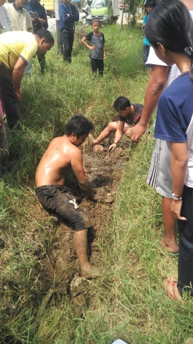 Seorang pria dewasa dikubur sebagian tubuhnya setelah tersetrum di Kalimantan Barat. (Foto: Istimewa)