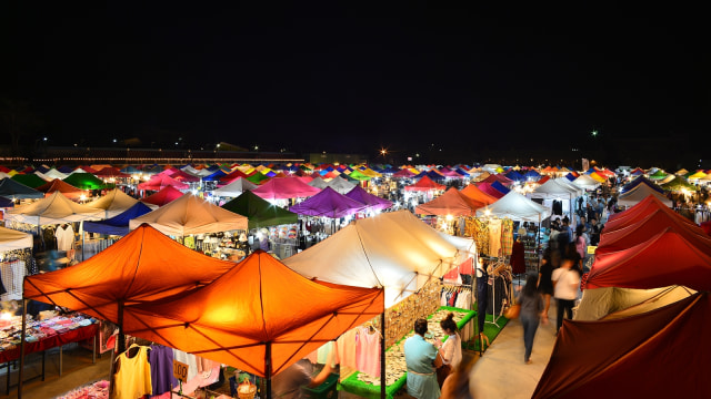 Ilustrasi pasar malam. (Foto: Shutterstock)