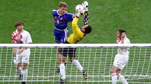 Stephane Guivarc'h coba menanduk bola ketika Prancis menghadapi Kroasia di semifinal Piala Dunia 1998. (Foto: Thomas Coex/AFP)