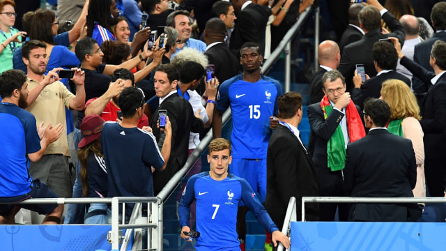 Para pemain Prancis menuruni podium setelah final Piala Eropa 2016. (Foto: Franck Fife/AFP)