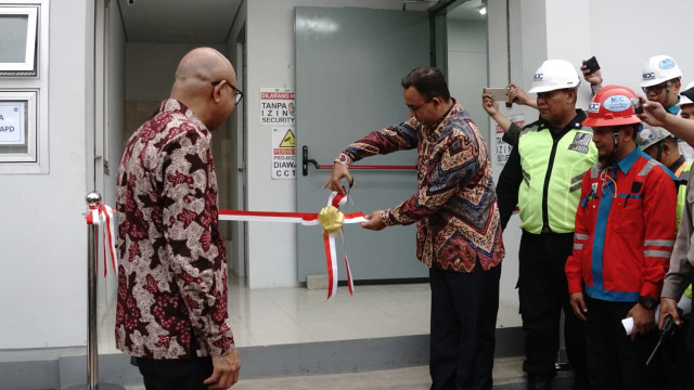 Anies Baswedan didampingi Dirut MRT, William Sabandar di peresmian penyambungan listrik permanen untuk MRT Jakarta. (Foto: Helmi Afandi/kumparan)