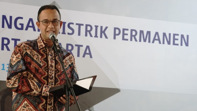 Anies Baswedan memberi sambutan di peresmian penyambungan listrik permanen untuk MRT Jakarta. (Foto: Helmi Afandi/kumparan)