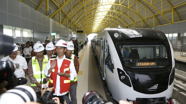 Presiden Joko Widodo (tengah) menjawab pertanyaan wartawan usai melihat Light Rail Transit (LRT) di Palembang, Sumatera Selatan. Foto: ANTARA FOTO/Nova Wahyudi
